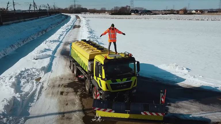 IJsplaten op A50, Rijkswaterstaat zet bakbeest in tegen gladheid