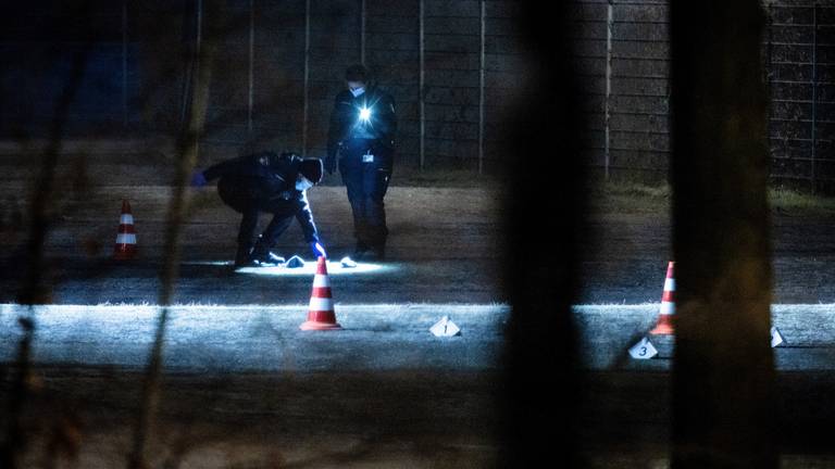 De politie op de plek waar een 24-jarige man is ontvoerd in Breda (foto: ANP).