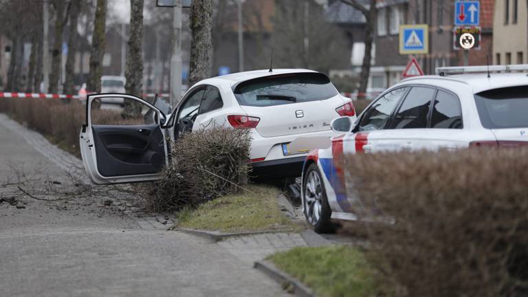 Auto crasht na achtervolging