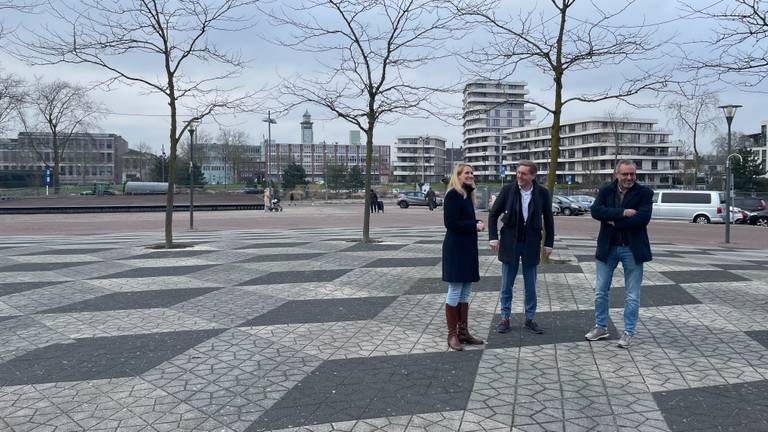 De drie wethouders op een 'kale plek' in het centrum van Helmond (foto: Alice van der Plas).