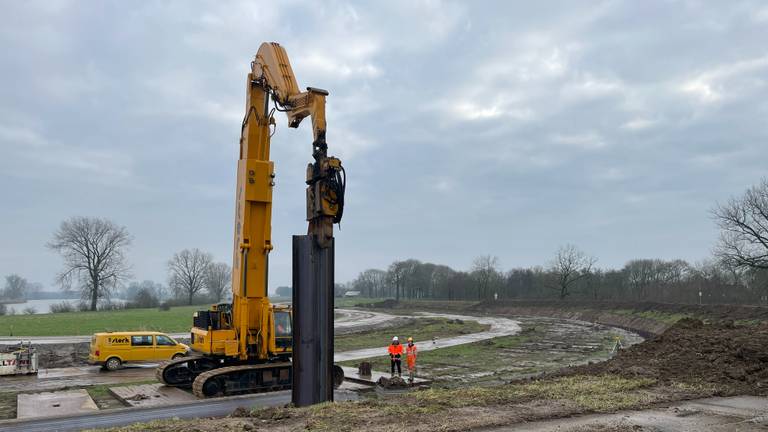 De eerste damwand gaat de grond in (foto: René van Hoof).