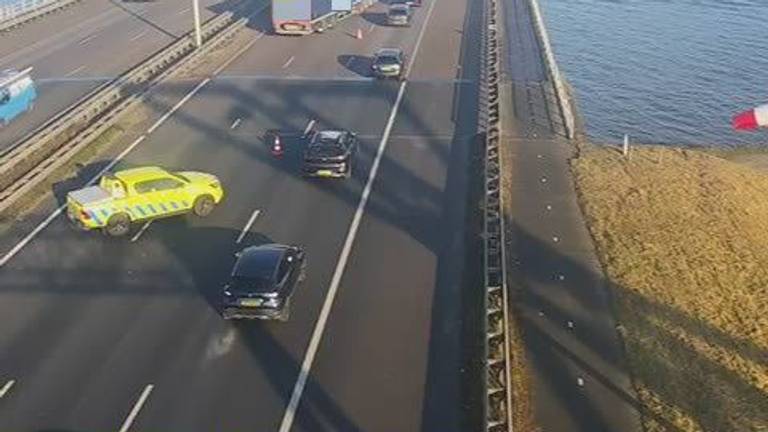 Meerdere voertuigen botsten op de A16 (foto: Rijkswaterstaat Verkeersinformatie/X).