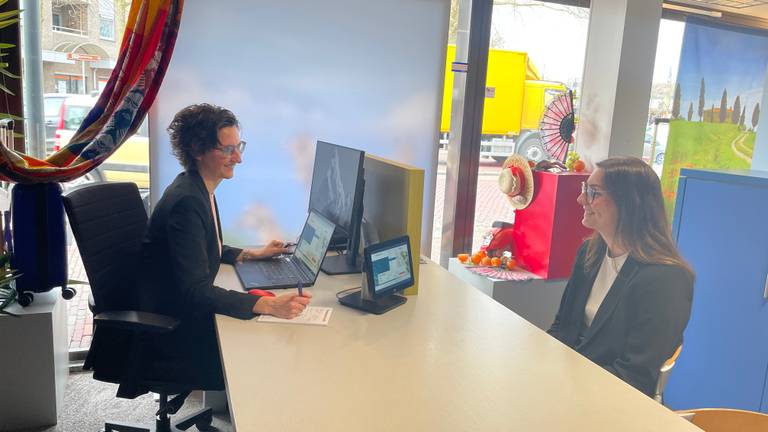 Jill Voets (23) krijgt advies bij het reisbureau (foto: René van Hoof).