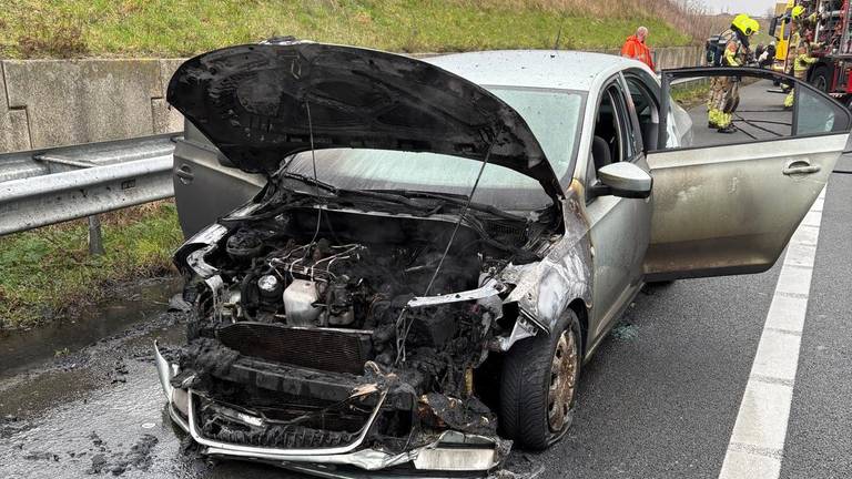 Brandende auto op A16 (foto: Rijkswaterstaat).