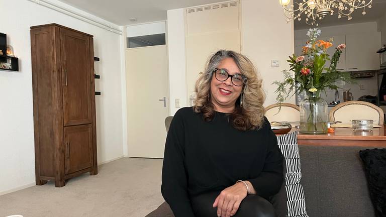 Sharmila (49) vond na tien jaar thuisloosheid een huis via 'Wonen Eerst'-aanpak (foto: Megan Hanegraaf).