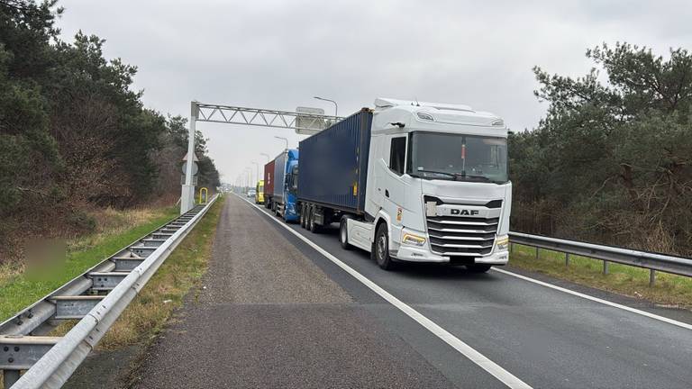 Ongeluk met drie vrachtwagens op A58 bij Galder, afslag A16 dicht