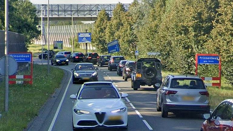 Verkeersdrukte op de toegangsweg naar Prinsenbeek (beeld: Google Maps).
