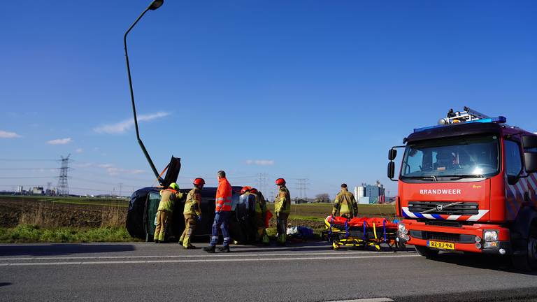Vrouw bekneld in auto, voorbijganger schiet te hulp