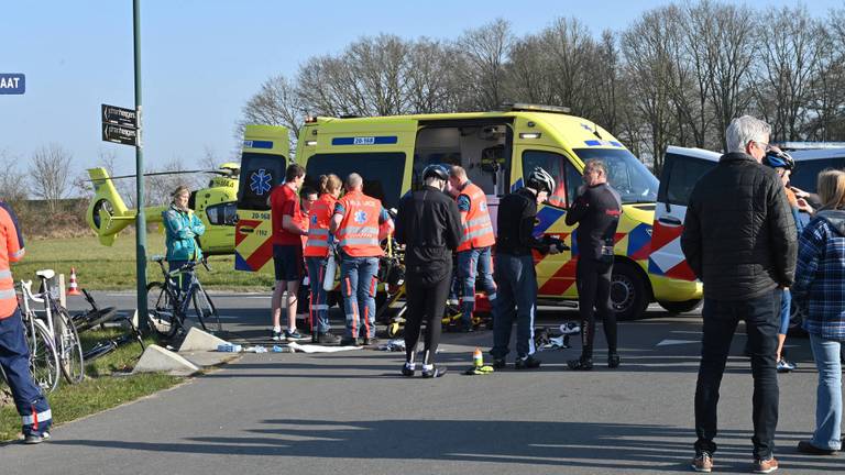 Na aanrijding met auto is wielrenster zwaargewond naar ziekenhuis gebracht