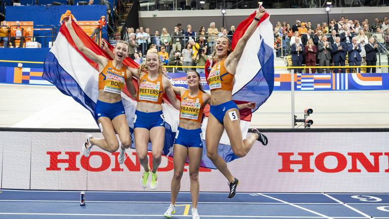 Femke Bol, Cathelijn Peeters, Nina Franke en Lieke Klaver vieren hun eerste plek (foto: ANP).