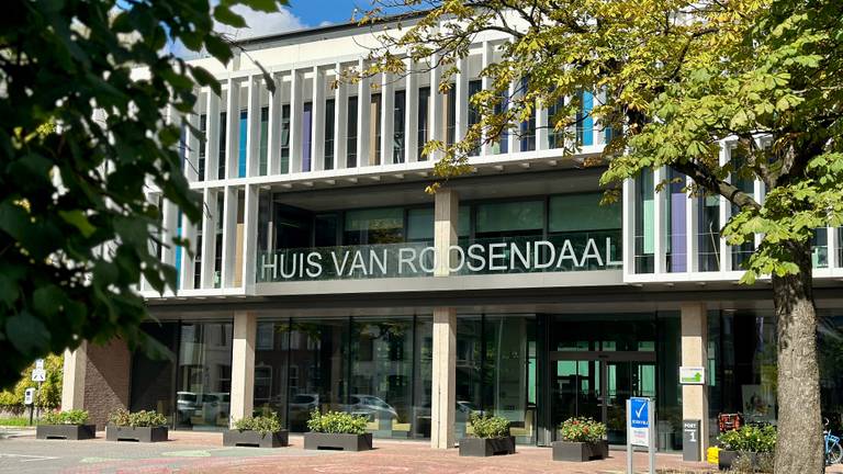 Het gemeentehuis in Roosendaal (foto: Alain Heeren).