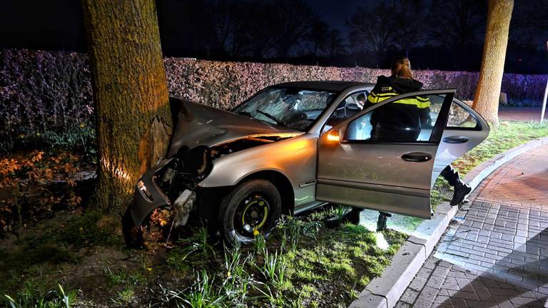 Twee gewonden bij botsing tegen boom waar eerder fatale zwerfkei lag
