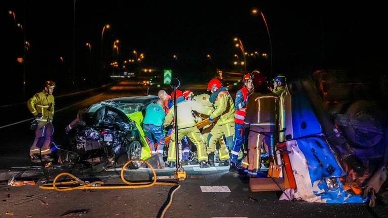 Brandweer bevrijdt 2 beknelde automobilisten na flinke botsing op snelweg