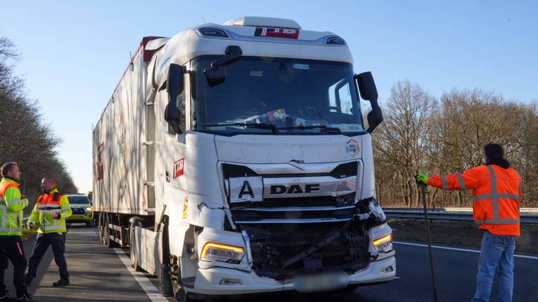 Twee vrachtwagens botsten op elkaar op de A67 bij Liessel (foto: Harrie Grijseels / Persbureau Heitink).