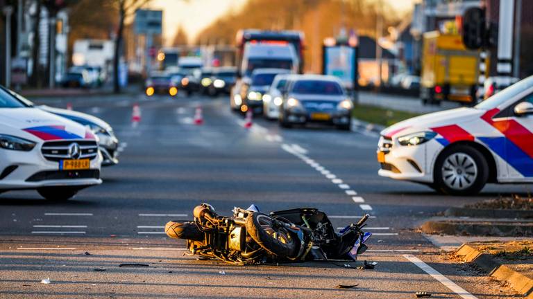 De brokstukken van de zwaar beschadigde scooter liggen op de weg (foto: Persbureau Heitink).