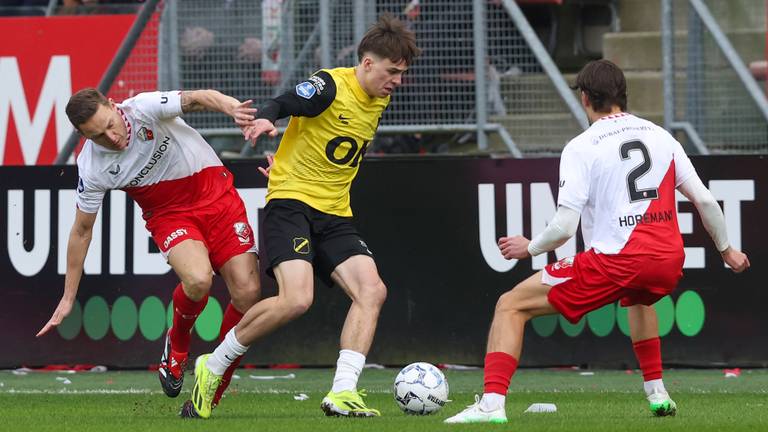 Jens Toornstra van FC Utrecht, Leo Sauer van NAC Breda en Siebe Horemans in een duel (foto: Orange Pictures).