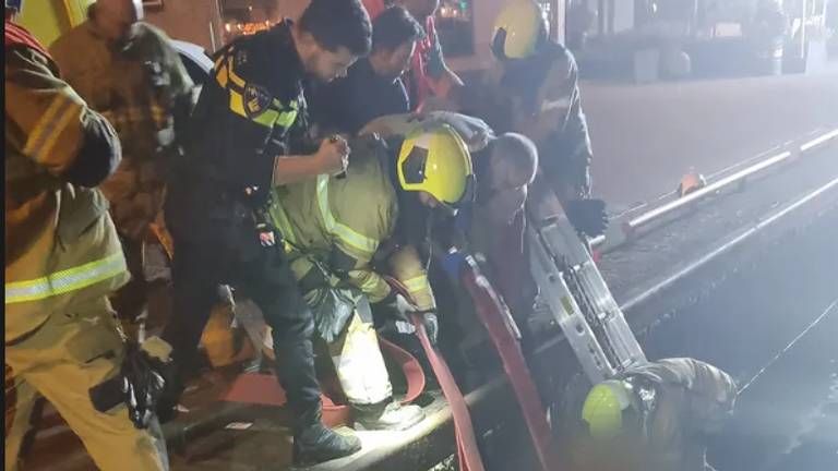 De man is door brandweer en politie uit het water gehaald (foto: Instagram / Politie Boxtel).