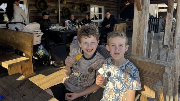 Cas (links) en Vinz genieten van een ijsje op het terras (foto Lav Lukac).