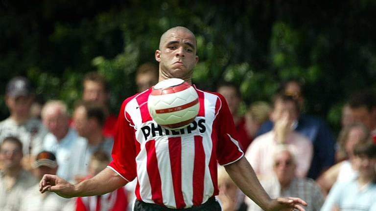 Alex in duel met VV Someren in 2004 (foto: ANP).