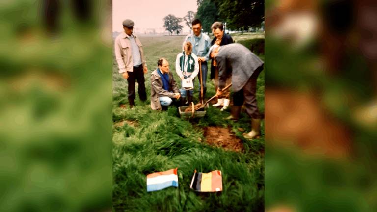 Grondeigenaar Jan Smeekens schept een bak vol Niemandszand (foto: Heemkundekring Amalia van Solms)