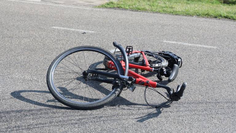 Fietsster zwaargewond bij botsing met auto