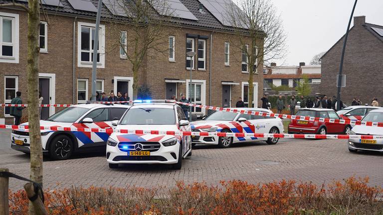 Politie massaal aanwezig na schietpartij op de Loevensteinlaan (foto: Jeroen Stuve/Persbureau Heitink).