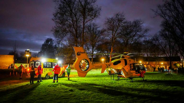 Een traumahelikopter brengt een zwaargewonde man naar het brandwondencentrum (foto: Persbureau Heitink).