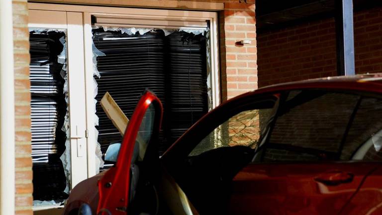 Explosie bij huis: ramen sneuvelen en pannen vliegen van het dak