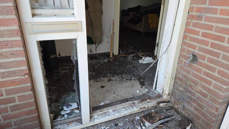 Overbuurvrouw 'uit bed geblazen' door explosie die enorme schade aanricht