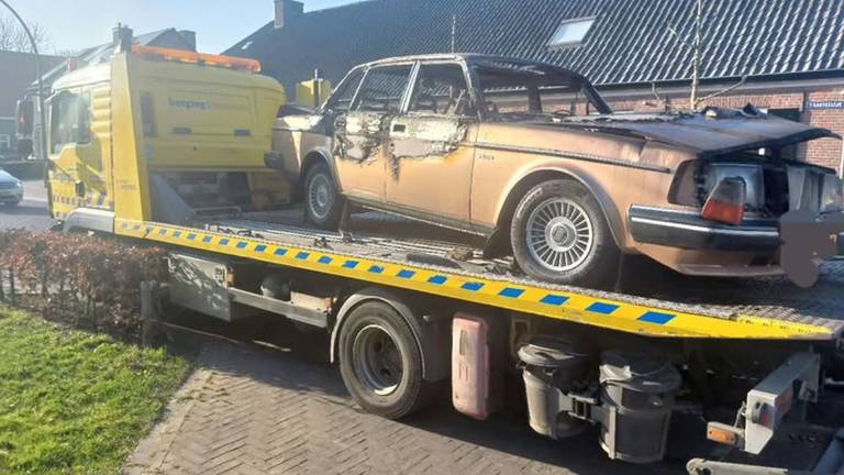 De Volvo van 44 jaar oud vloog in brand tijdens het rijden (foto: Instagram/politie_best_oirschot).