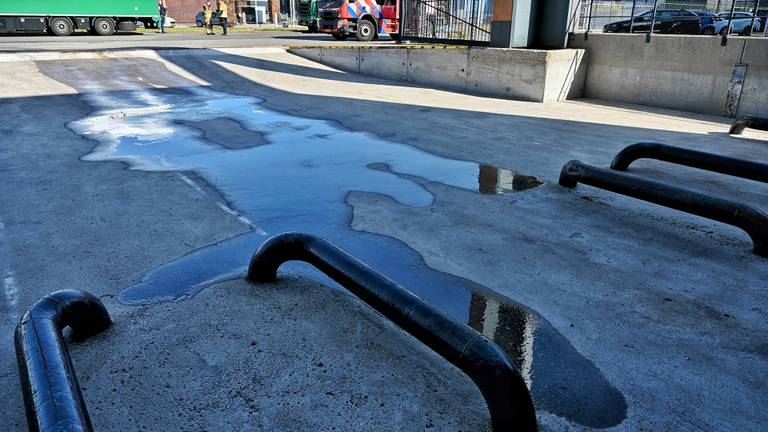 Honderden liters diesel stromen uit vrachtwagen na botsing