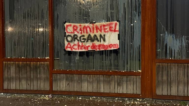 Honderden eieren zijn tegen de ramen van het gemeentehuis gegooid (Foto: Bart Meesters, Meesters Multi Media).