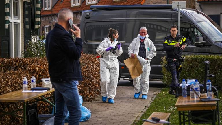 Onderzoek bij het huis in Helmond (foto: SQ Vision).