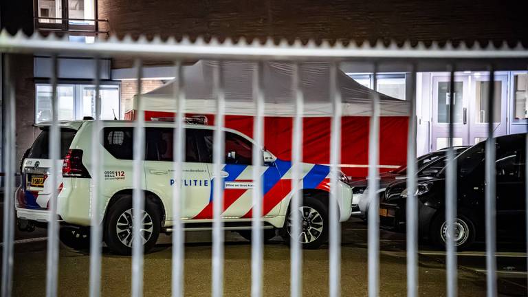 Onderzoek op binnenplaats van het politiebureau (foto: Roland Heitink / Persbureau Heitink).