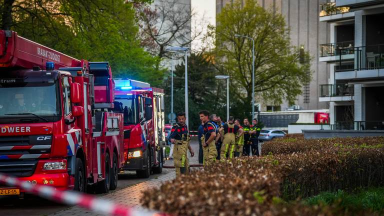 Brandweer bij het wooncomplex in Eindhoven (foto: Persbureau Heitink).