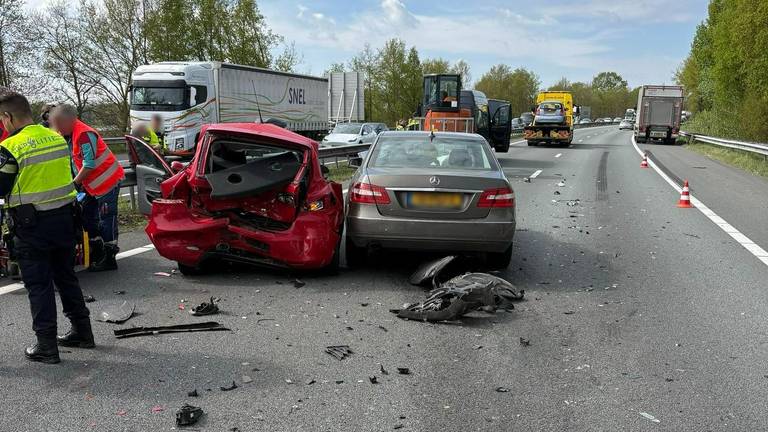 Het ongeluk op de A2 (foto: X/Rijkswaterstaat).