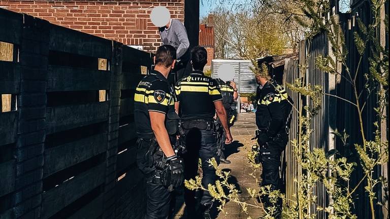 De man werd aangehouden terwijl hij op een schutting klom (foto: Instagram/wijkagenten_breda_oost).