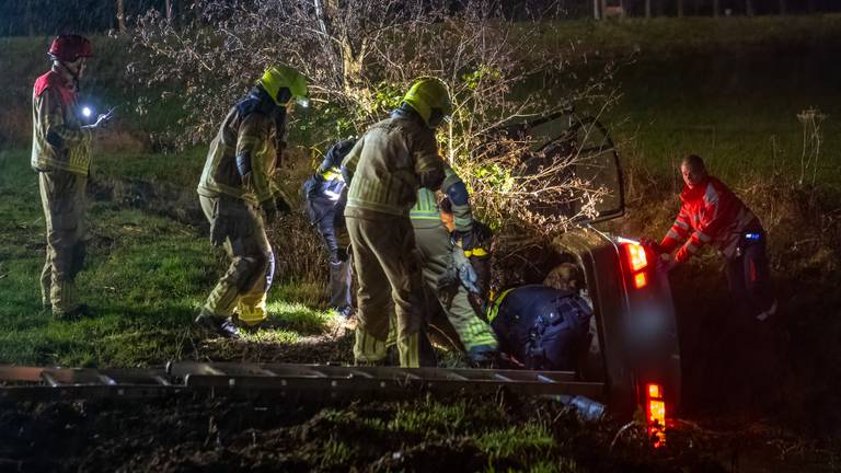 Bij het ernstige ongeluk op de oprit naar de A59 kwam iemand om het leven (foto: Iwan van Dun/SQ Vision).