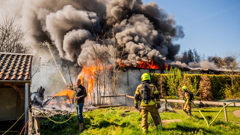 Zeer grote brand in een schuur: 'Er komt flink wat rook vrij'