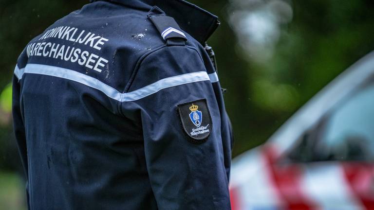 De Koninklijke Marechaussee heeft de 27-jarige man aangehouden (foto: ANP).