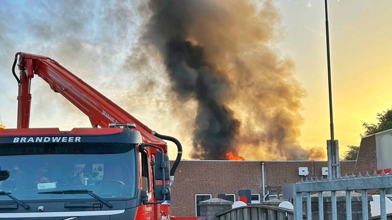 Grote brand bij garagebedrijf is onder controle: 'Ga niet kijken'