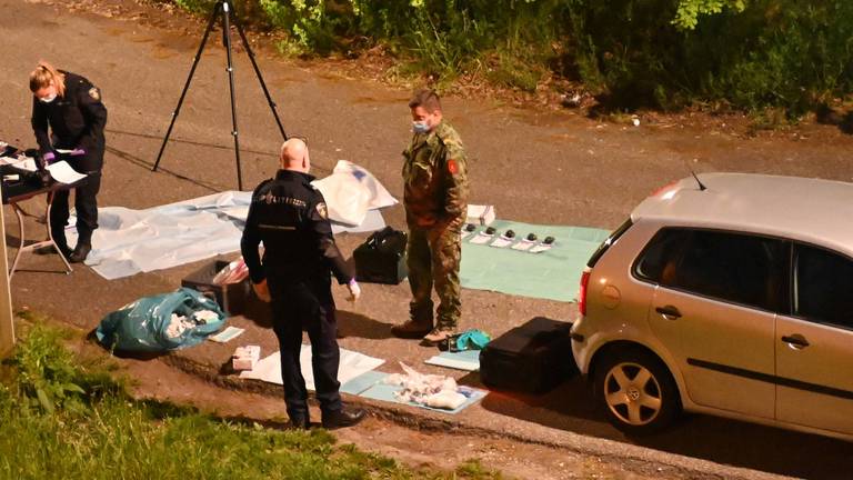 Explosieven gevonden in auto bij station, omgeving uren afgezet
