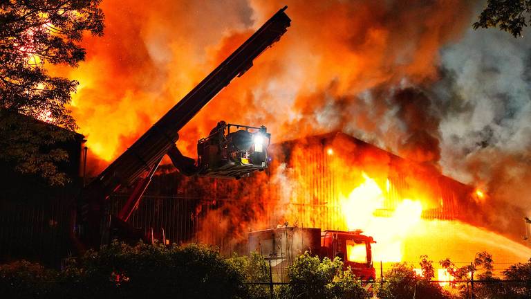 De brand bij de leerlooierij in mei (Foto: Jeroen Stuve / Persbureau Heitink.)
