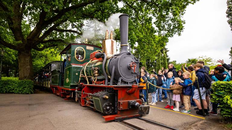 De elektrische locomotief Aagje maakt haar eerste rondje (foto: Efteling).