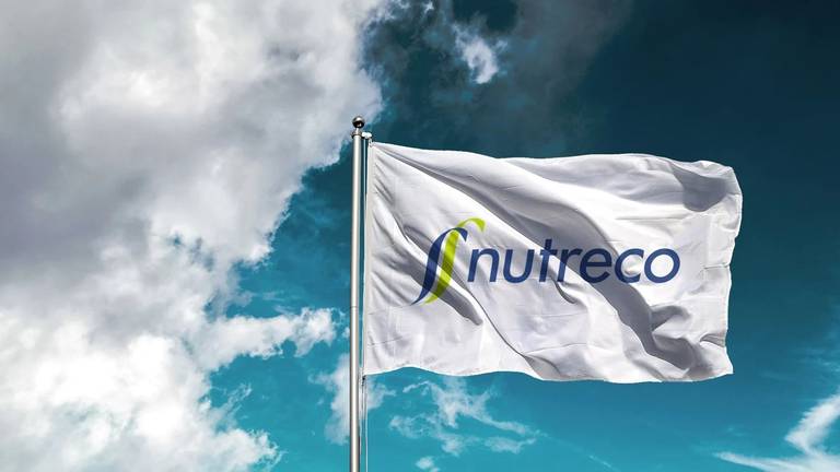 Een vlag met het logo van Nutreco (foto: Nutreco).
