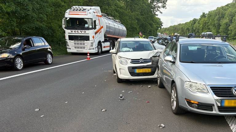 Drie auto's raakten beschadigd (foto: Rijkswaterstaat Verkeersinformatie).