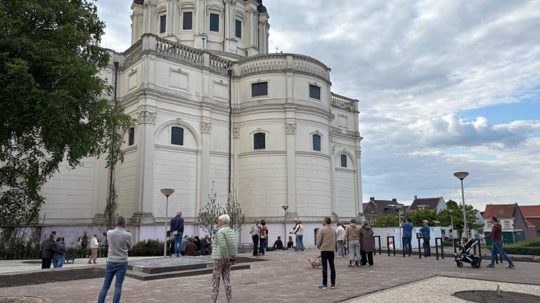 Tientallen mensen kijken toe hoe witte rook verschijnt boven de basiliek in Oudenbosch (foto: Erik Peeters)