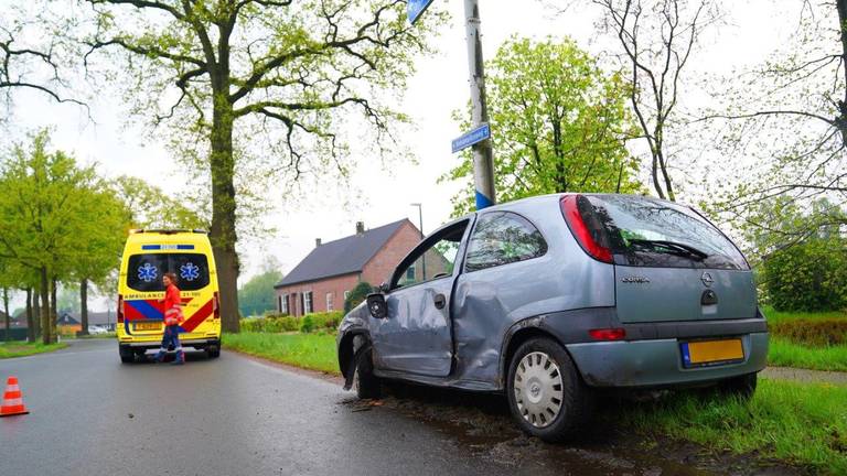 De auto kwam tot stilstand tegen een paal (foto: Bart Meesters/ Persbericht Heitink).