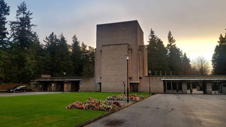 De groep hield een paranormale sessie op kindergraven (foto: RTV Utrecht).