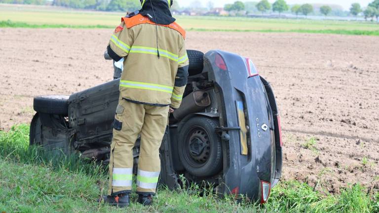 Man vliegt met twee kinderen in de auto de sloot in